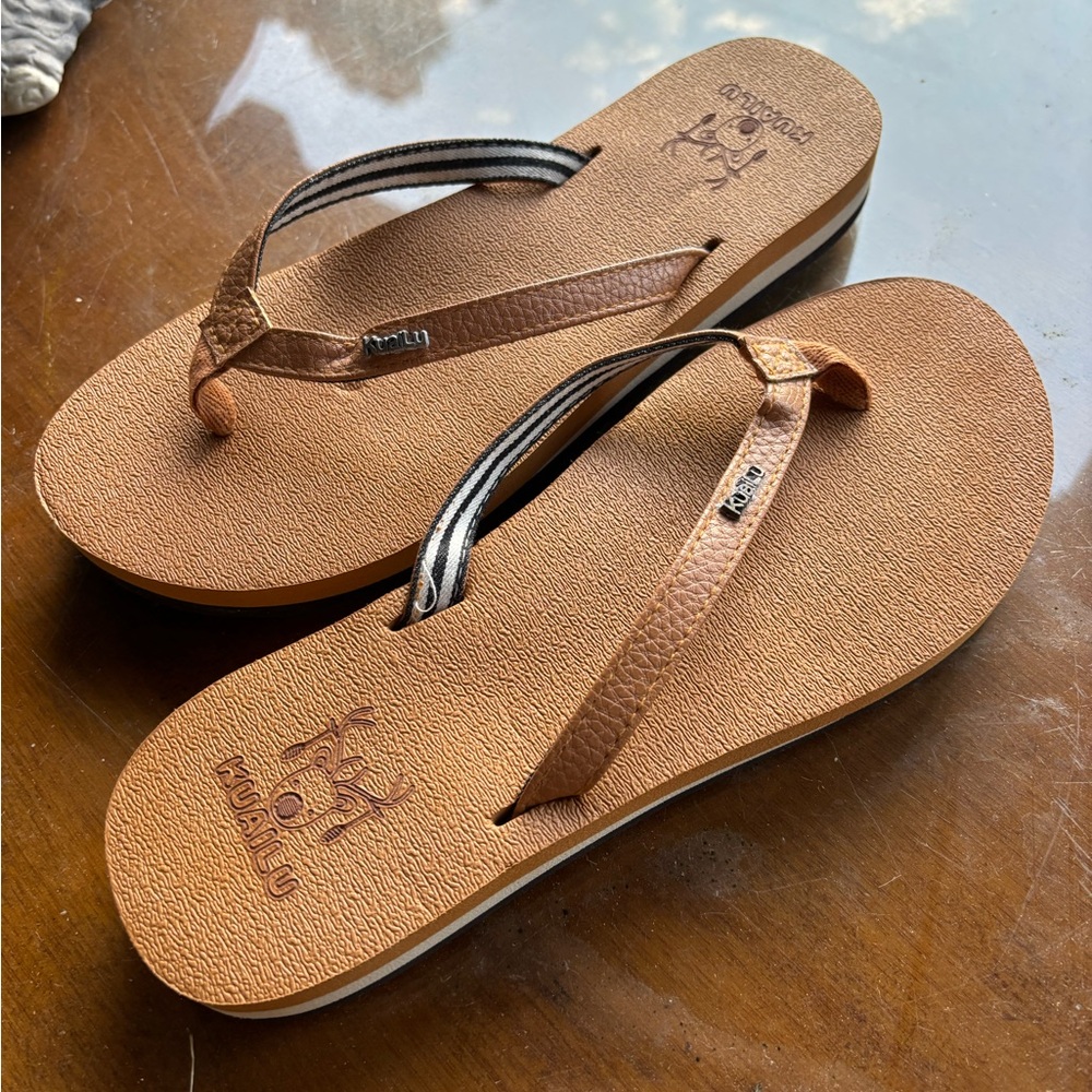 Kuarau Women's Tan and Black Sandals